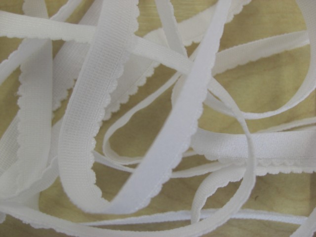 Lingerie elastiek wit met schulp